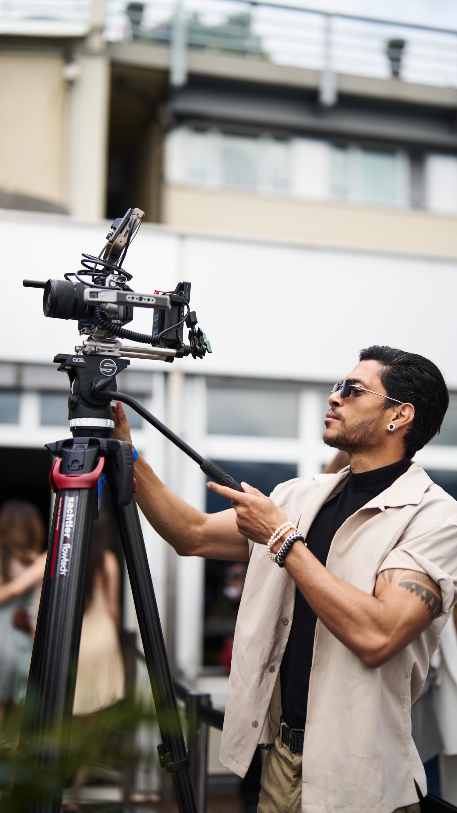 Jeandre Costa Gonçalves operando câmera de cinema em produção externa